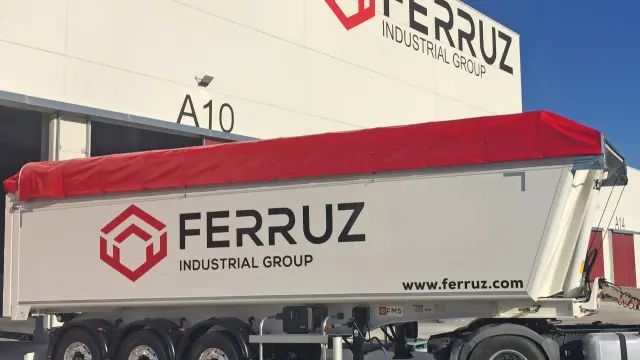 Un camión saliendo de las instalaciones de Ferruz en el Parque Tecnológico del Reciclado.