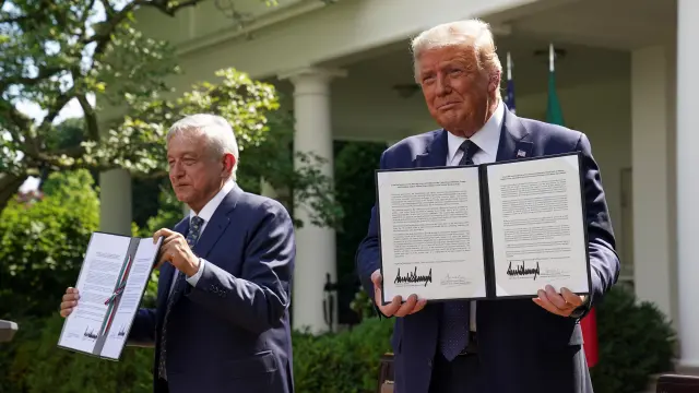 Trump y López Obrador muestran el acuerdo firmado entre ambos países.