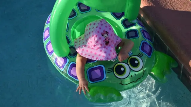 Aunque los flotadores dan seguridad a los niños, nunca deben bañarse sin supervisión de un adulto.