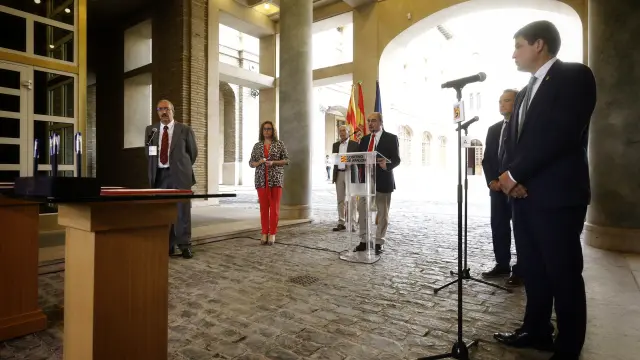 El presidente de Aragón, Javier Lambán, junto a los representantes de las tres diputaciones provinciales.