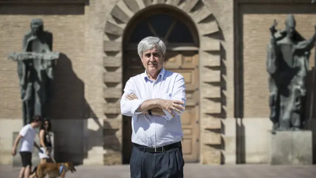 Juan José Badiola, ante la puerta del Consistorio zaragozano.