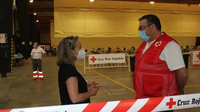 La alcaldesa de Fraga, Carmen Costa, junto al director de Emergencias de Cruz Roja Huesca, Óscar Gracia, en el albergue para temporeros sin techo.