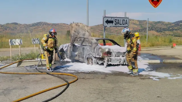Los bomberos extinguen el fuego de un coche en El Frasno.