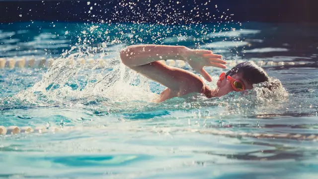 Si quieres pasar una tarde divertida, prepara unas olimpiadas en la piscina.