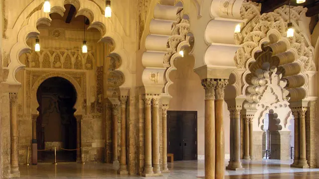Interior del palacio de La Aljafería.
