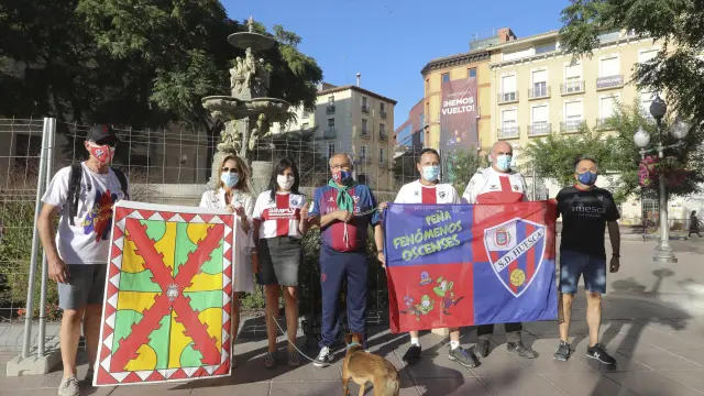 Aficionados de la SD Huesca, este sábado en la plaza de Navarra.
