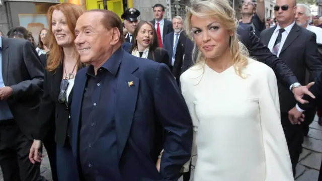 Francesca Pascale junto a Berlusconi