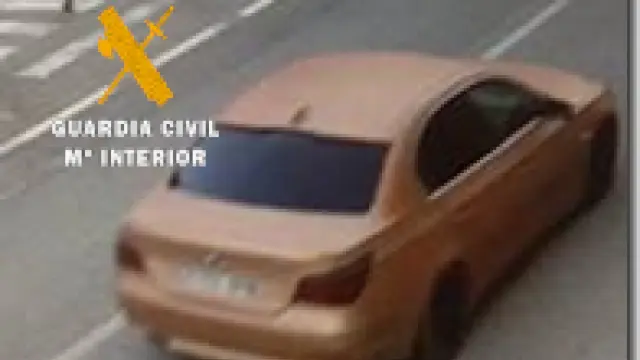 Cambio de apariencia de uno de los vehículos que utilizaban los detenidos para despistar a la Guardia Civil.