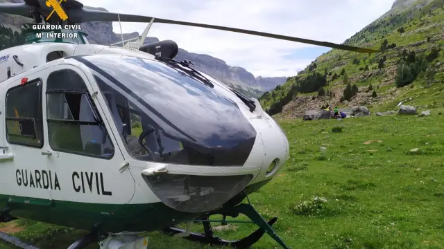 El helicóptero de Benasque, durante una intervención la semana pasada en Boltaña.