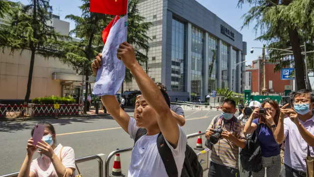 Un manifestante chino protesta a las puertas del consulado americano
