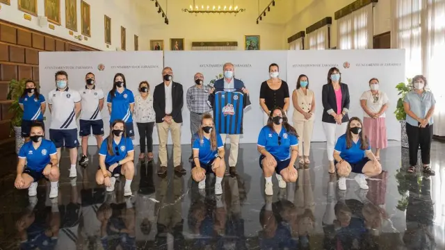 El alcalde Jorge Azcón ha encabezado la recepción del conjunto femenino de fútbol sala Intersala Promesas que consumó el pasado fin de semana su ascenso a Primera.