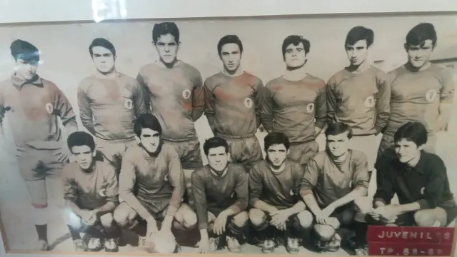 Antonio, segundo por la derecha en la fila inferior, formando con el juvenil del Montecarlo en la temporada 1968-1969.