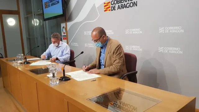 José Luis Soro y Felipe Faci han firmado el convenio de colaboración para la construcción del hangar.
