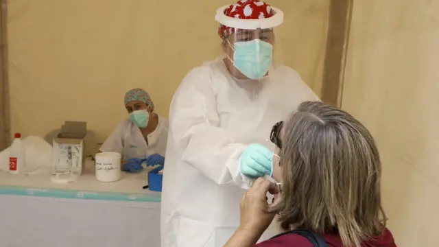 Una enfermera realizando pruebas en la carpa instalada en el Hospital Provincial de Huesca.