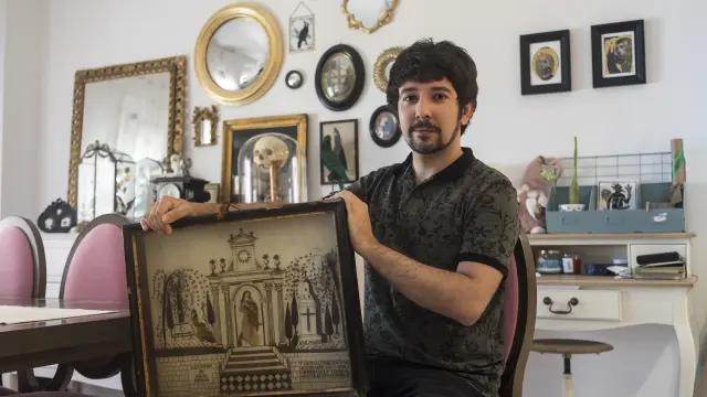 Luis Sorando, con un cuadro en recuerdo de un fallecido, realizado con cabello extraído de su cadáver.