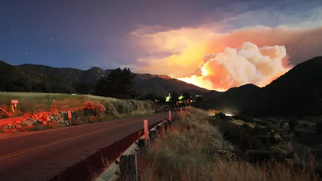 Miles de evacuados por un incendio forestal al sur de California.