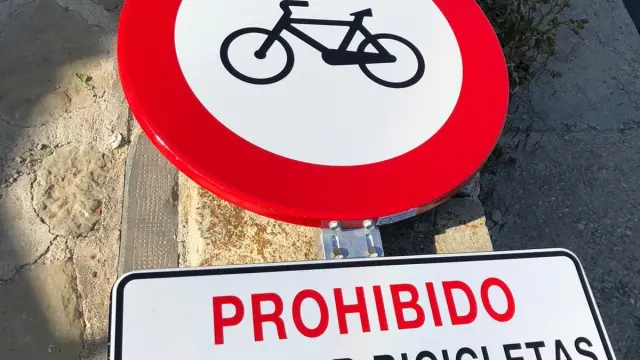 Señal colocada para prohibir la circulación en bici por la calle De la Fuente de Cerler.
