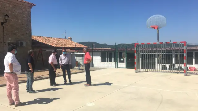 Juan Antonio Sánchez Quero, presidente de la DPZ, en su visita a Aldehuela de Liestos.