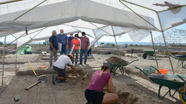 Visita institucional durante el inicio de la campaña de excavaciones en La Caridad.