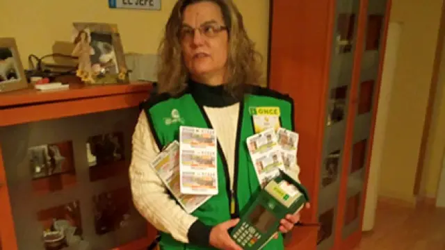 La agente vendedora de la ONCE Rosa Pinto que ha repartido la suerte del Eurojackpot en Gerona