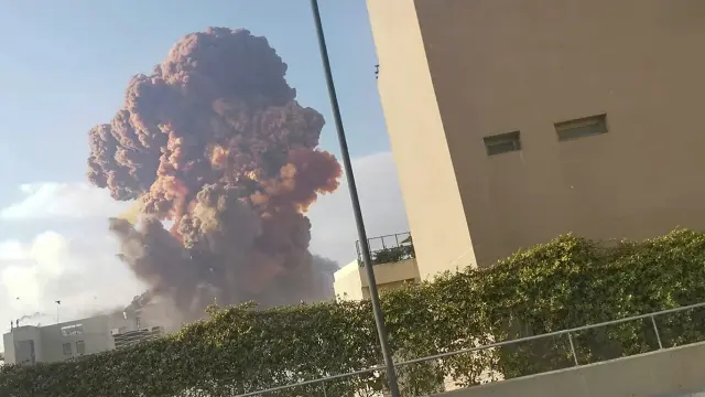 Smoke rises after an explosion in Beirut, Lebanon August 4, 2020, in this picture obtained from a social media video. Karim Sokhn/Instagram/Ksokhn + Thebikekitchenbeirut/via REUTERS THIS IMAGE HAS BEEN SUPPLIED BY A THIRD PARTY. MANDATORY CREDIT. NO RESALES. NO ARCHIVES. NO NEW USES AFTER 0001 GMT SEPTEMBER 2, 2020 TPX IMAGES OF THE DAY [[[REUTERS VOCENTO]]] LEBANON-SECURITY/BLAST
