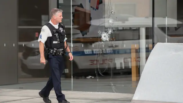 A Chicago Police officer inspects an Apple store that was vandalized in Chicago, Illinois, U.S. August 10, 2020. REUTERS/Kamil Krzaczynski [[[REUTERS VOCENTO]]] USA-CHICAGO/LOOTING