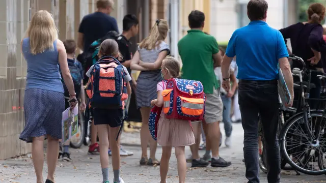 Berlin (Germany), 10/08/2020.- Students and parents arrive to Catholic school St. Louis (Katholische Grundschule Sankt Ludwig) in Berlin, Germany, 10 August 2020. Many of Germany's federal states have planned on making face masks compulsory in schools due to the ongoing coronavirus pandemic. (Alemania) EFE/EPA/HAYOUNG JEON New school year begins in Germany amid coronavirus woes