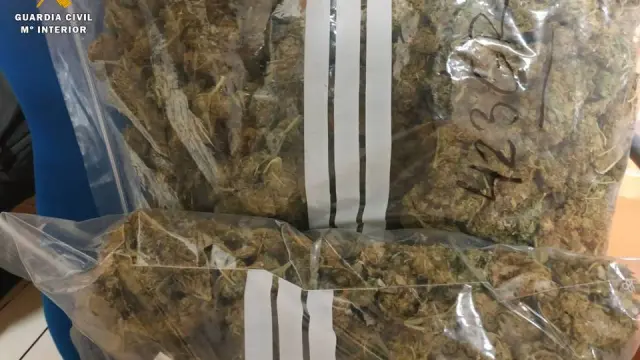 Las dos bolsas de marihuana incautadas.