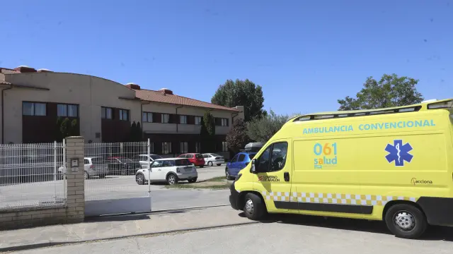 Imagen de archivo de una ambulancia entrando a la residencia de Chimillas para trasladar a un usuario al hospital San Jorge.