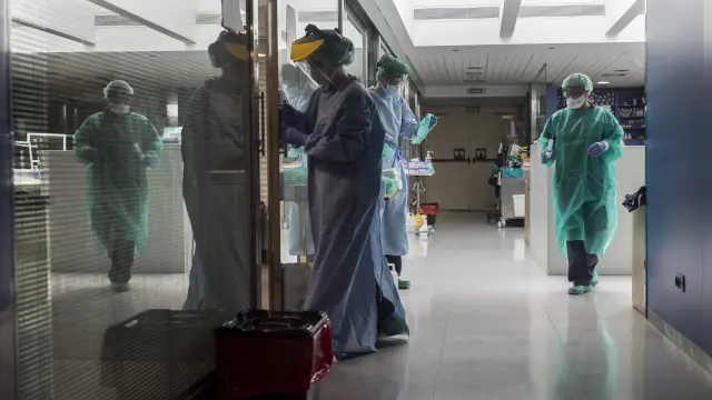 Personal sanitario en una uci durante la pandemia.