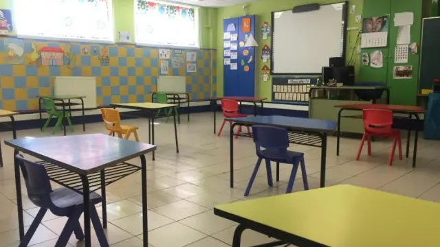 Aula de infantil del colegio concertado Sagrada Familia de Zaragoza con las mesas separadas para cumplir con las distancia física.