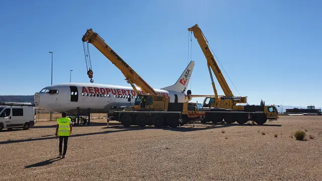 Traslado del avión publicitario del aeropuerto de Teruel para despejar el solar donde se levantará el hangar para dos A380.