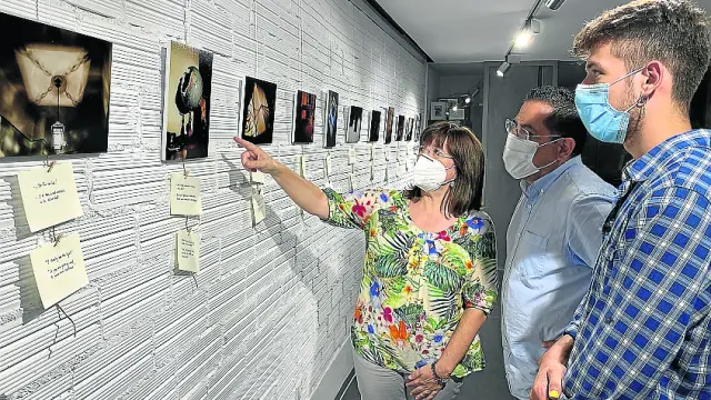 Dominique y Joaquín Leyva con Dori Rufas, de presidenta de AFIB, en la inauguración de su exposición ‘Los diálogos en la Casa Ponz’, que se puede ver en Librería Ibor.
