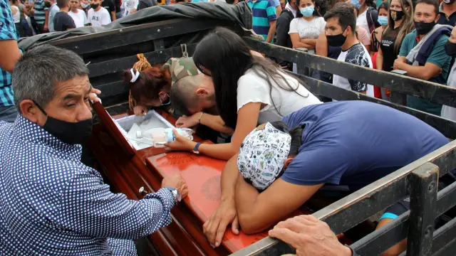 Masacres de jóvenes alarman a una Colombia que sigue en espiral de violencia
