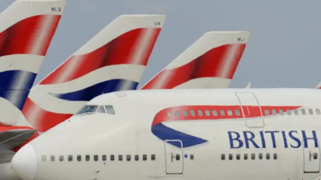 Aviones en el aeropuerto de Heathrow en Londres, este lunes.