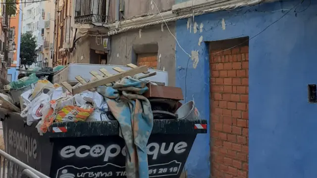 Suciedad en el entorno de la calle Pignatelli en Zaragoza