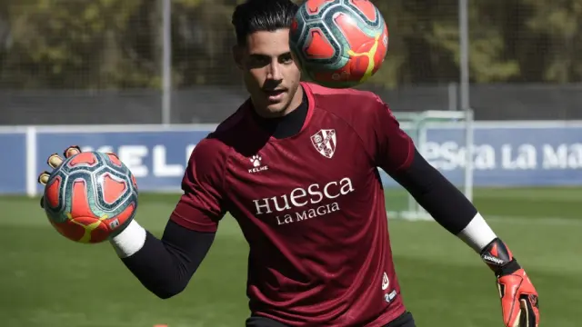 Valera, durante un entrenamiento con la SD Huesca.