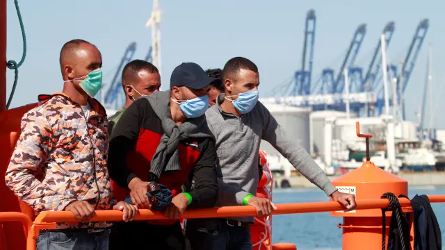 Llegan al puerto de Algeciras inmigrantes rescatados este miércoles en aguas de Gibraltar cuando intentaban alcanzar las costas españolas.