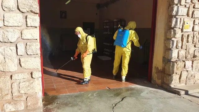 Los bomberos, en la segunda desinfección de la residencia de Burbáguena.