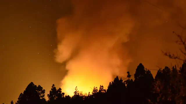 Activan la UME para las labores de extinción del incendio de La Palma
