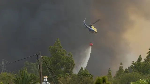 Labores de extinción del incendio en La Palma.