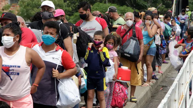 Un grupo de venezolanos ingresa a su país este viernes caminando sobre el puente que une Cúcuta (Colombia) y San Antonio del Táchita (Venezuela).