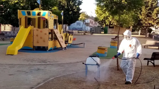 Un operario fumiga un parque infantil en Palomares del Río (Sevilla), este viernes.