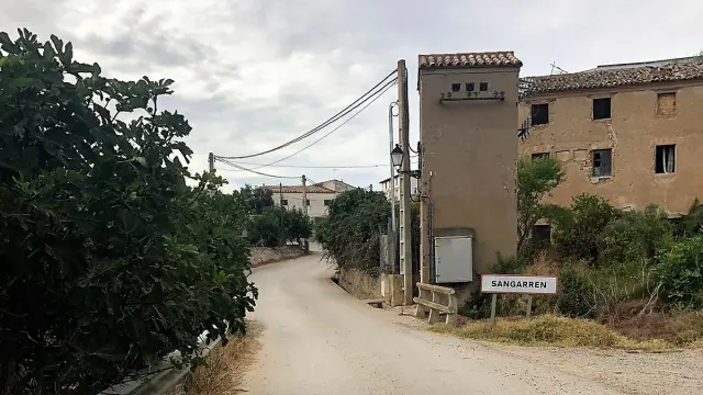 Camino vecinal de acceso a Sangarrén.