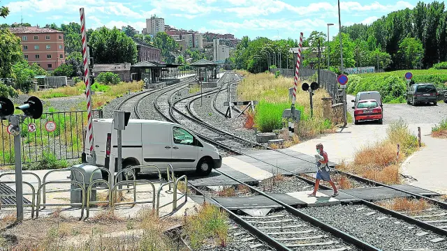 El paso a nivel de Teruel está situado en puertas de la estación del ferrocarril.