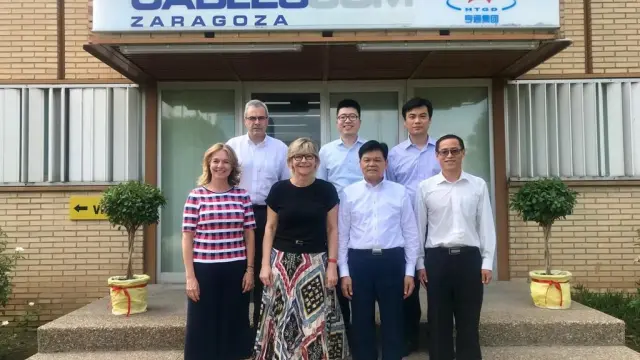 Imagen de julio de 2019. En el centro, Verónica Iliescu, directora general de Cablescom, junto al fundador y presidente del Grupo Hengtong, Cui Genliang, con parte del equipo directivo de ambas compañías.