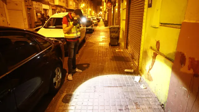 Los hechos han ocurrido en torno a la medianoche en la puerta de un bar de la calle de Tarragona. El herido permanece ingresado en la uci del Miguel Servet.