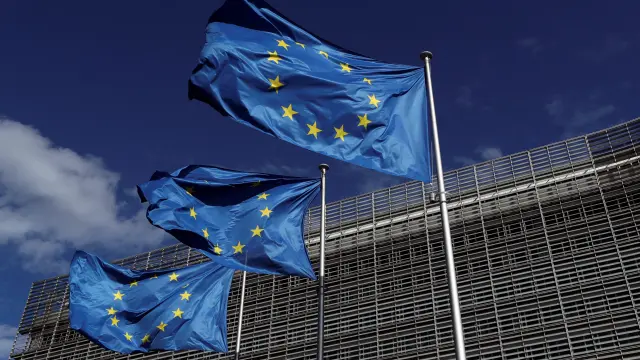 Banderas europeas ante la sede de la Comisión en Bruselas.