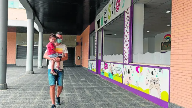 Un padre recoge a su hijo, ayer, en el centro de educación infantil Pequeños Maestros de Zaragoza