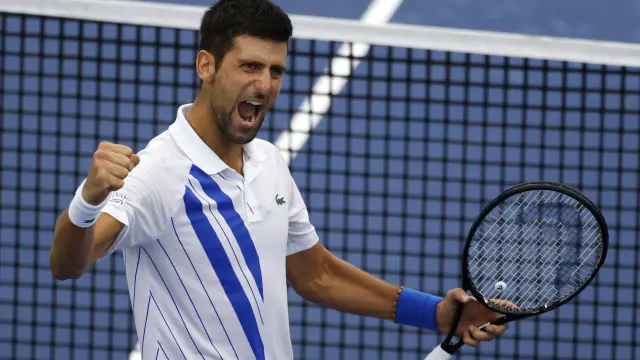 El tenista serbio Novak Djokovic celebra su victoria contra Milos Raonic en la final de este sábado.